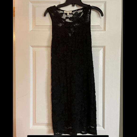 Fitted black dress with lace detail. Sweetheart neckline with mesh. Monteau - Picture 5 of 5